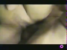 Облизал грудь девушке с пирсингом в пупке и оттрахал на диване