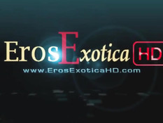 Негр ласкает клитор мулатки головкой члена и вводит во влагалище