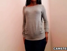 Худенькая мулаточка раздевается и показывает своё молодое тело