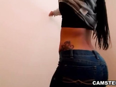 Худенькая мулаточка раздевается и показывает своё молодое тело