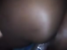 Негритянка с аппетитной попой насаживается на член своей киской