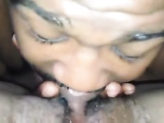 Чернокожий парень вылизывает большой клитор смуглой подружке