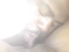 Чернокожий парень вылизывает большой клитор смуглой подружке