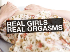 Симпатичная мулатка раздевается и мастурбирует клитор вибратором