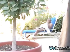 Мулатка увидела голого чёрного парня и захотела заняться сексом