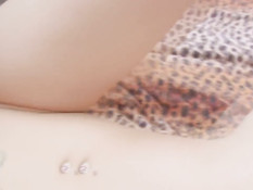 Чёрная лесбиянка надевает страпон и трахает свою рыжую подругу