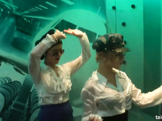 На вечеринке в клубе порно звёзды занимаются сексом под музыку