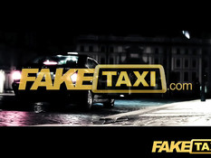 Светловолосая женщина в чёрных чулках ебётся с водителем такси