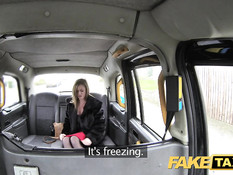 Светловолосая женщина в чёрных чулках ебётся с водителем такси