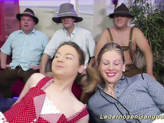 Мужчины оттрахали двух молодых немецких женщин в свинг клубе