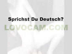 Рыжая девчонка с пирсингом пупка насаживается на фаллоимитатор