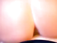 Блондинка отсосала член и вставила в свою гладко выбритую пизду