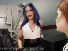 Транс с голубыми волосами Kelli Lox ебёт на диване рыжую девушку