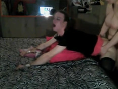 Толстая девка поставила транса раком и оттрахала страпоном в зад