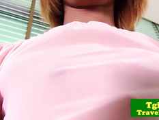 Худенький азиатский транс с пирсингом пупка подрочил свой член