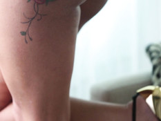 Светловолосый транс Giselle Sakai показывает татуированное тело