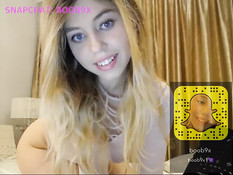 Симпатичная блондиночка показывает красивую попу в порно чате