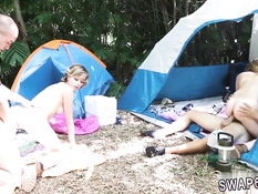 Две молодые пары ставят в джунглях палатки и занимаются сексом