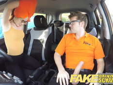 Инструктор по вождению ебёт в машине очкастую девку Ella Hughes