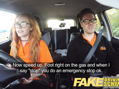 Инструктор по вождению ебёт в машине очкастую девку Ella Hughes