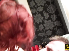 Мужчина ебёт на лестнице рыжую шалаву в чёрном сетчатом белье