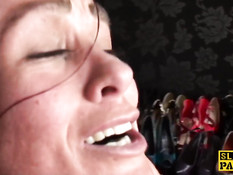 Мужчина ебёт на лестнице рыжую шалаву в чёрном сетчатом белье