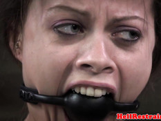 К сиськам секс рабыни с кляпом во рту прицепили вакуумные помпы