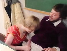 Преподаватели трахают в аудитории развратных молодых студенток