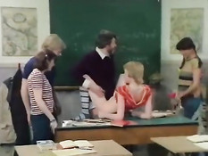 Преподаватели трахают в аудитории развратных молодых студенток