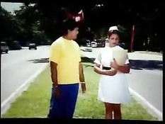 Романтичная индийская девушка прижимается к своему любимому