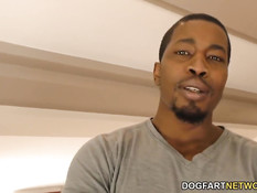 Ненасытная девушка Kerry Raven ебётся с двумя чёрными парнями