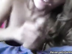 Светловолосая любовница намазала хуй маслом и подрочила рукой