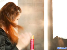 Рыжая девка потрогала торчащий из стены член и получила сперму