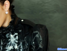 Девку в джинсах залило спермой из просунутого в отверстие члена