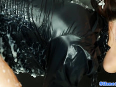 Девку в джинсах залило спермой из просунутого в отверстие члена