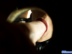 Девку в джинсах залило спермой из просунутого в отверстие члена