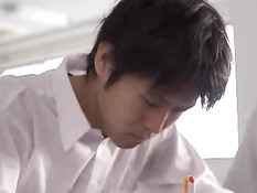 Возбуждённая азиатская женщина трахается с пареньком на койке