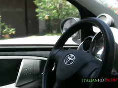 Итальянская женщина в солнцезащитных очках подрочила мужчине