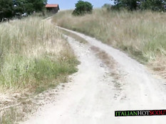 Итальянская женщина в солнцезащитных очках подрочила мужчине