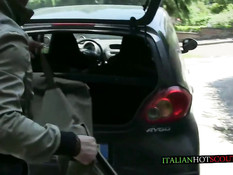 Итальянская женщина в солнцезащитных очках подрочила мужчине