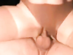 Любительница в чулках насаживается на член не снимая трусиков