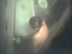 Скрытая камера сняла как девки мастурбируют в душе и на кровати