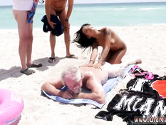 Пожилые мужчины свингеры втроём оттрахали латинскую девчонку