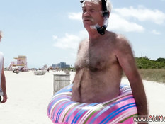 Пожилые мужчины свингеры втроём оттрахали латинскую девчонку