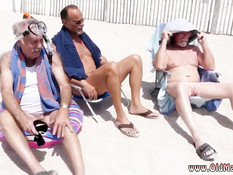 Пожилые мужчины свингеры втроём оттрахали латинскую девчонку