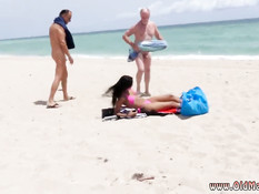 Пожилые мужчины свингеры втроём оттрахали латинскую девчонку