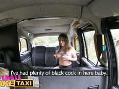 Блондинка водитель такси занимается лесби сексом с пассажиркой