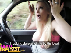 Блондинка водитель такси занимается лесби сексом с пассажиркой