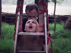 Властолюбивый мужчина отхлестал привязанную в лесу девчонку