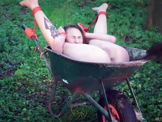 Властолюбивый мужчина отхлестал привязанную в лесу девчонку